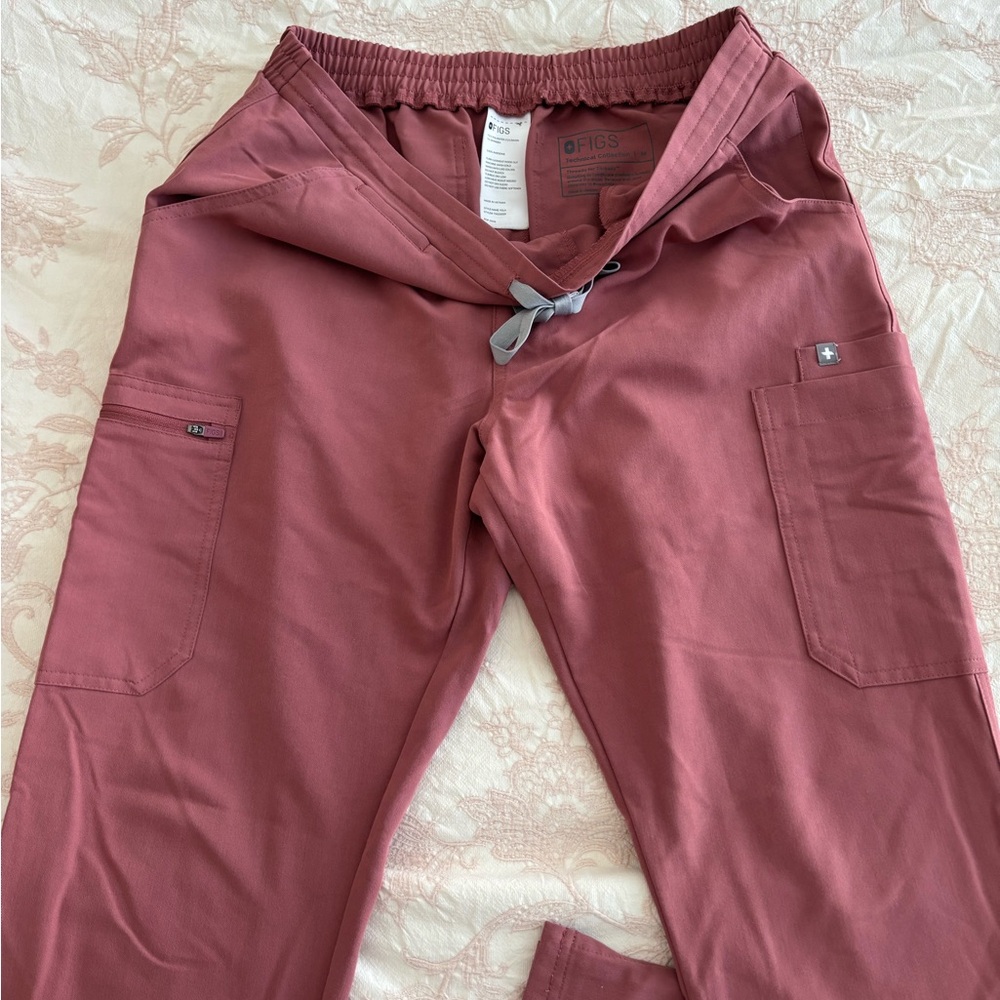 FIGS Women's Scrub Set in Burgundy - Picture 5 of 6
